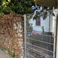 Titelbild neuer Zaun statt beschädigte Mauer