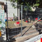 Arbeitsprozess erster Zaun steht
