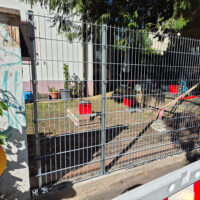 Arbeitsprozess erster Zaun steht