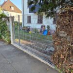 fertiger Zaun statt alter Mauer – zweite Leerstelle gefüllt