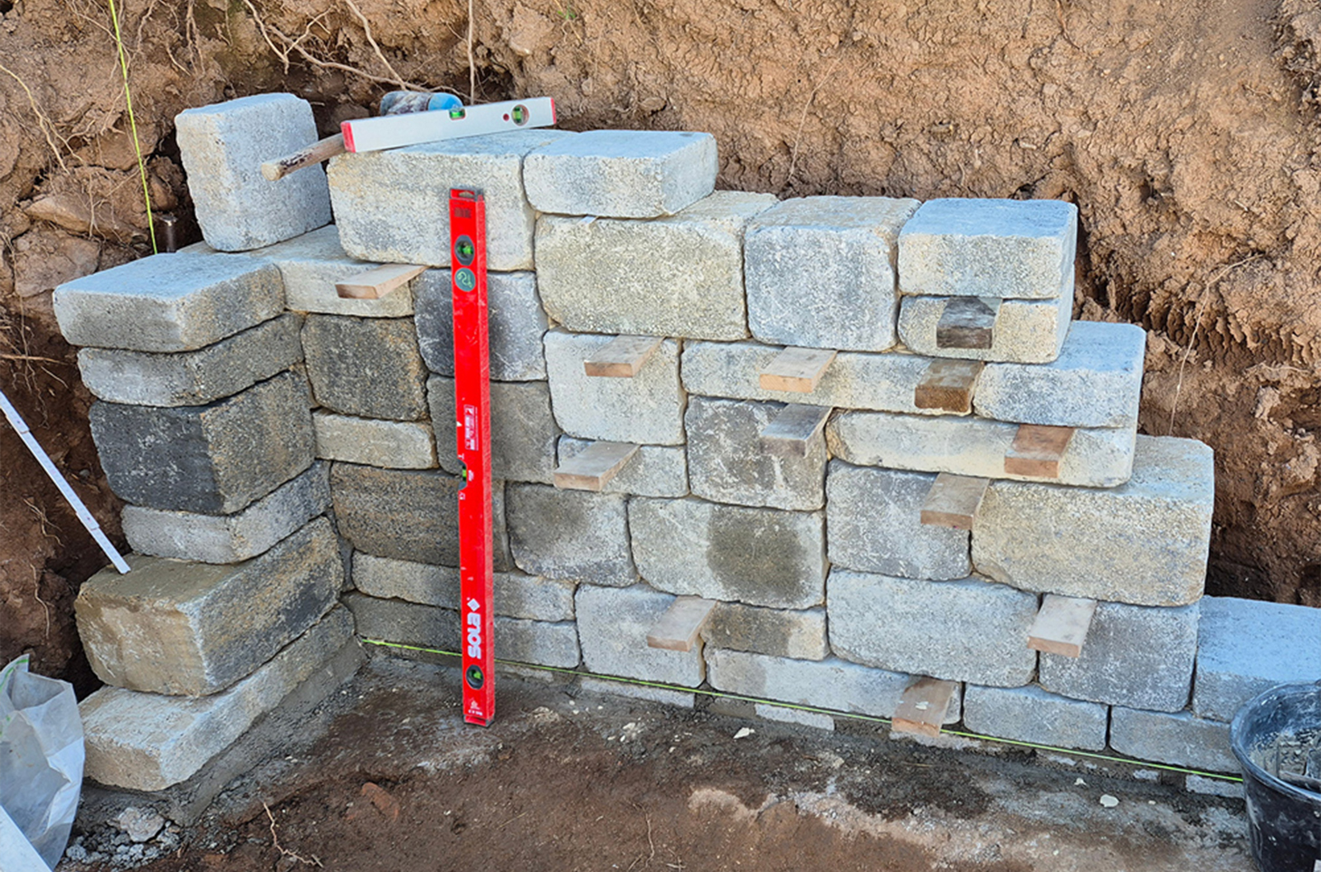 Neue Gartenmauer mit BiMuro-Mauersteinen