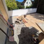 Terrasse aus Keramikplatten Arbeitsprozess