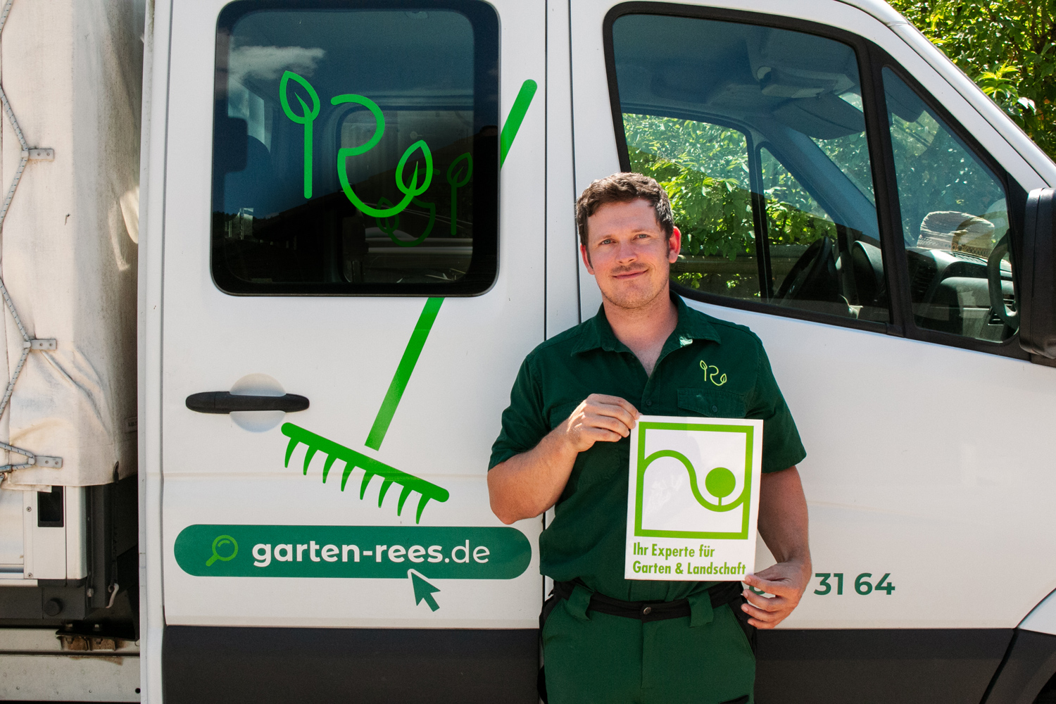 Portrait Sebastian Rees vor Baustellenfahrzeug